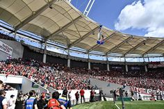 Paraquedista fica preso na cobertura do estádio em Toulouse