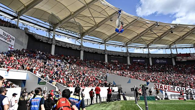 Paraquedista fica preso na cobertura do estádio em Toulouse