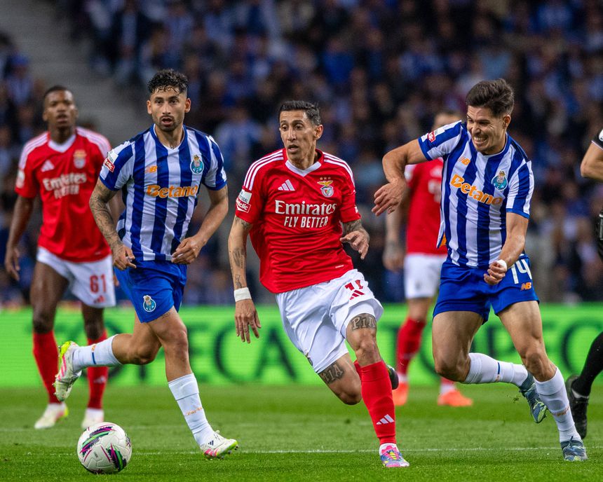 Di María em vantagem no clássico (Foto: Miguel Lemos/IMAGO)