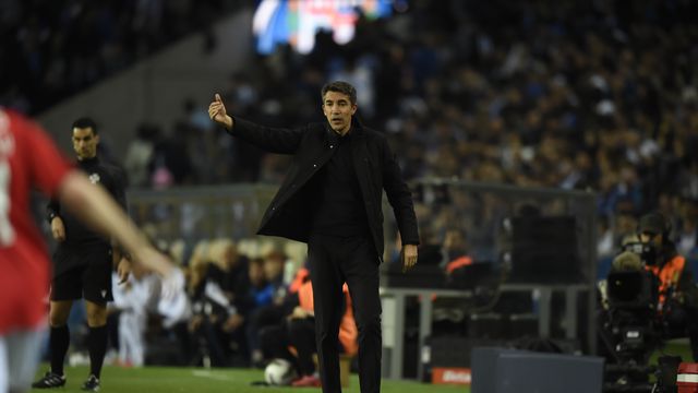 Bruno Lage dá indicações à equipa no clássico com o FC Porto no Dragão