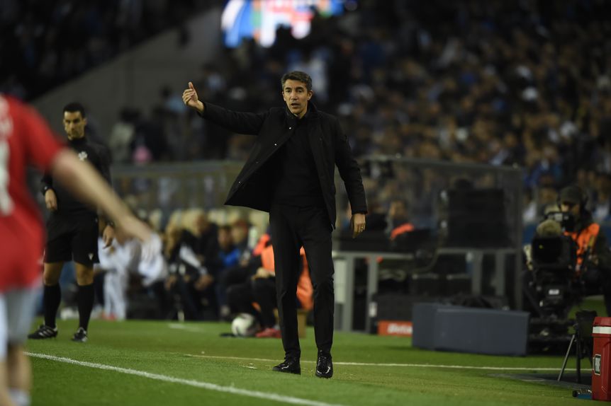 Bruno Lage dá indicações à equipa no clássico com o FC Porto no Dragão