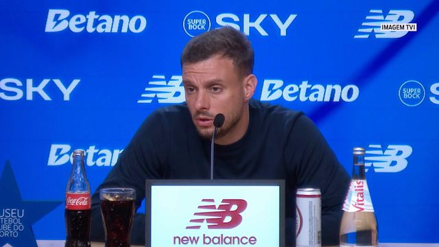 Anselmi nega ter deixado os jogadores sozinhos no relvado após derrota