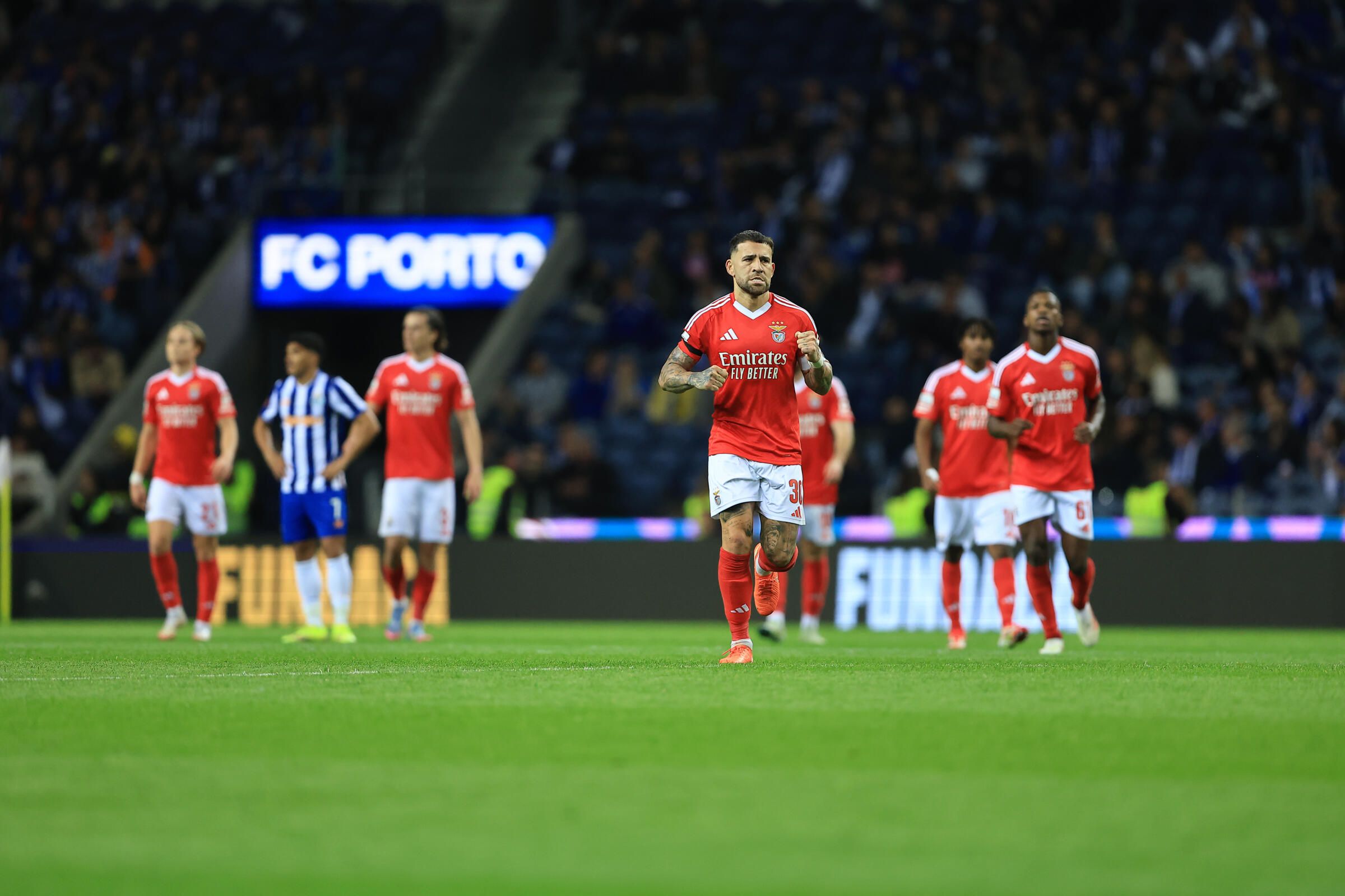 As melhores imagens da goleada do Benfica no clássico
