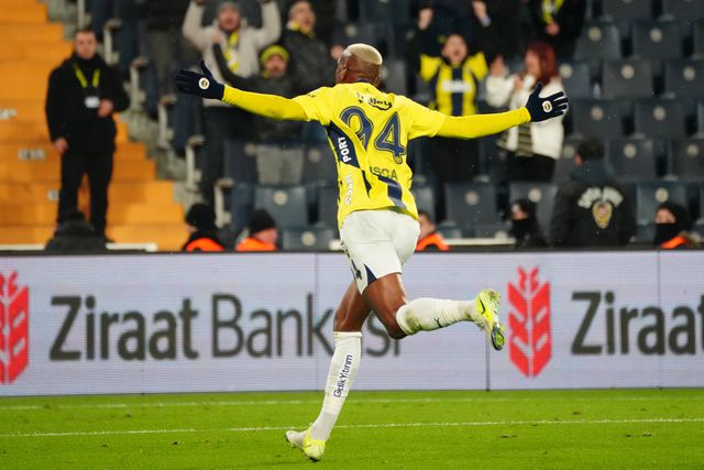 Anderson Talisca corre de braços abertos para celebrar golo marcado pelo Fenerbahçe
