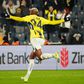 Anderson Talisca corre de braços abertos para celebrar golo marcado pelo Fenerbahçe