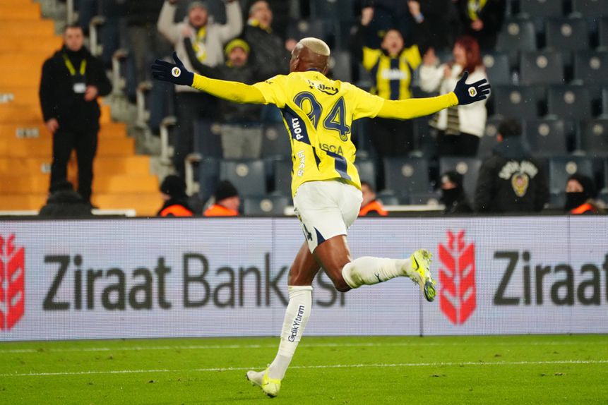 Anderson Talisca corre de braços abertos para celebrar golo marcado pelo Fenerbahçe