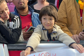 Jovem adepto do Manchester United segura um cartaz com um pedido a Ruben Amorim: «Posso ser adjunto do Man. United?»