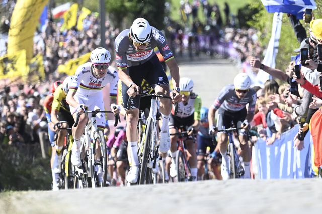Van der Poel derrotado na Volta a Flandres: «Estive muito doente»