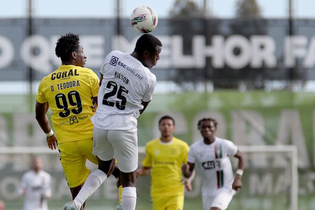 Nilton Varela disputa bola no ar com Dudu no Nacional-Estrela