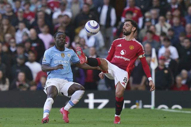 Bruno Fernandes a tentar passar por Doku