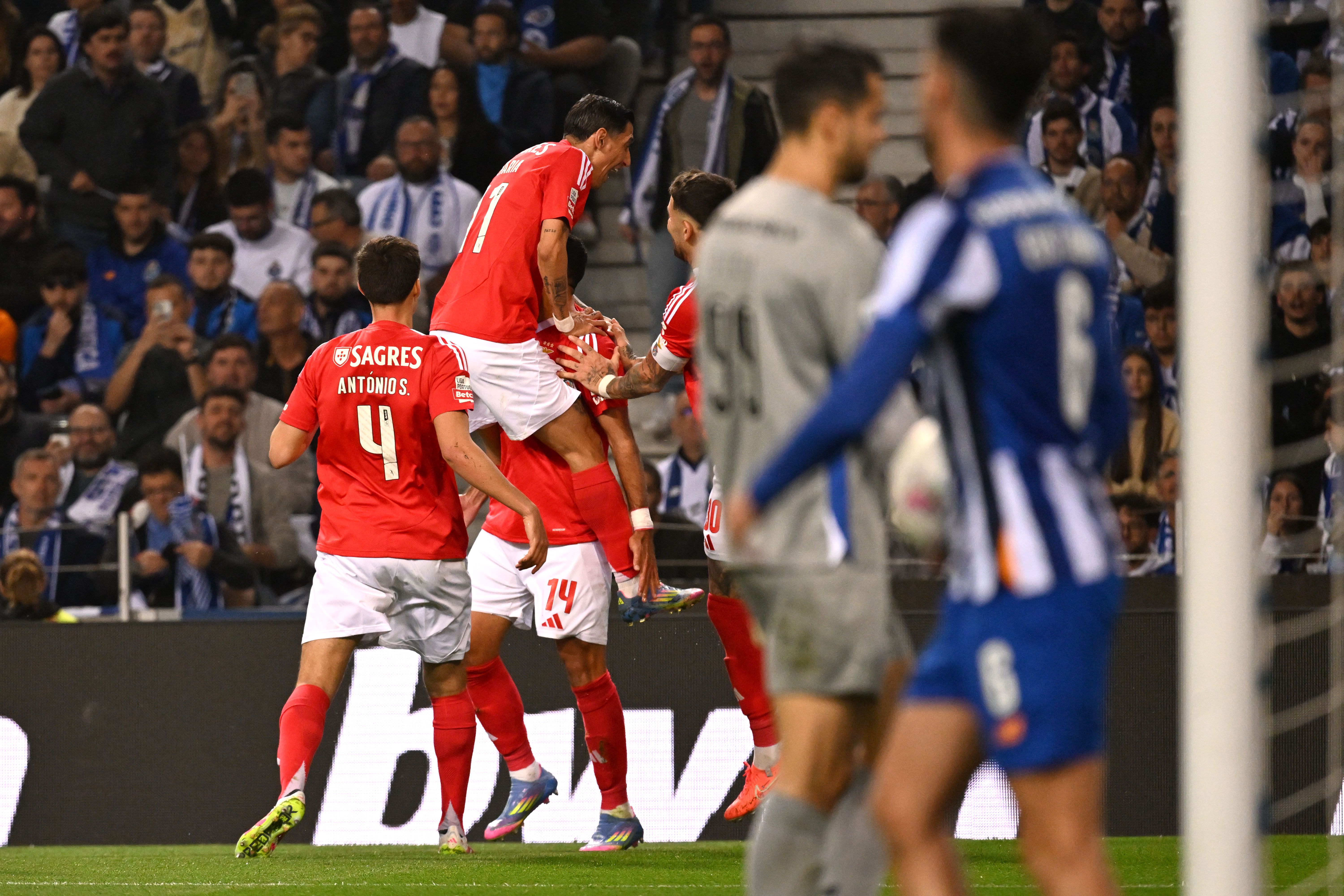 VÍDEO: 'rosca' de Florentino assiste Pavlidis para o 2-0 no Dragão
