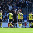 Árbitro a expulsar um jogador do Portsmouth aos 17 minutos