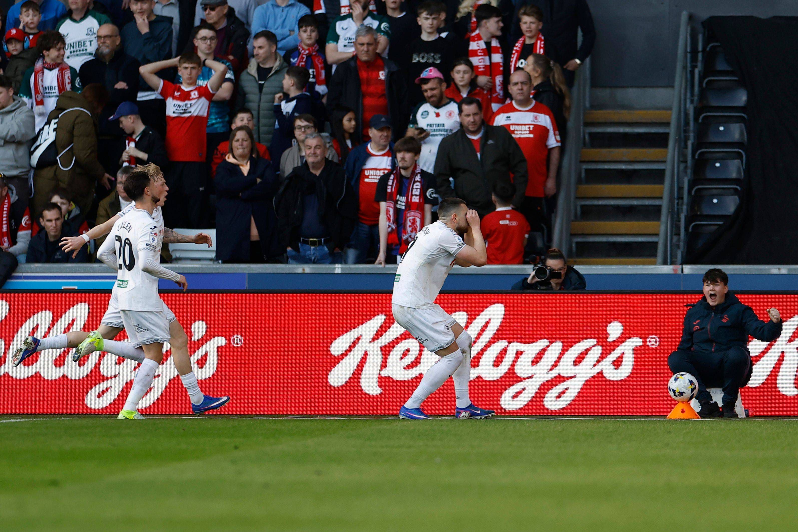 Zan Vipotnik a celebrar o bis de penálti e o 20.º golo no Championship pelo Swansea