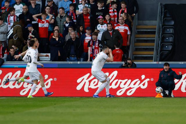 Zan Vipotnik a celebrar o bis de penálti e o 20.º golo no Championship pelo Swansea