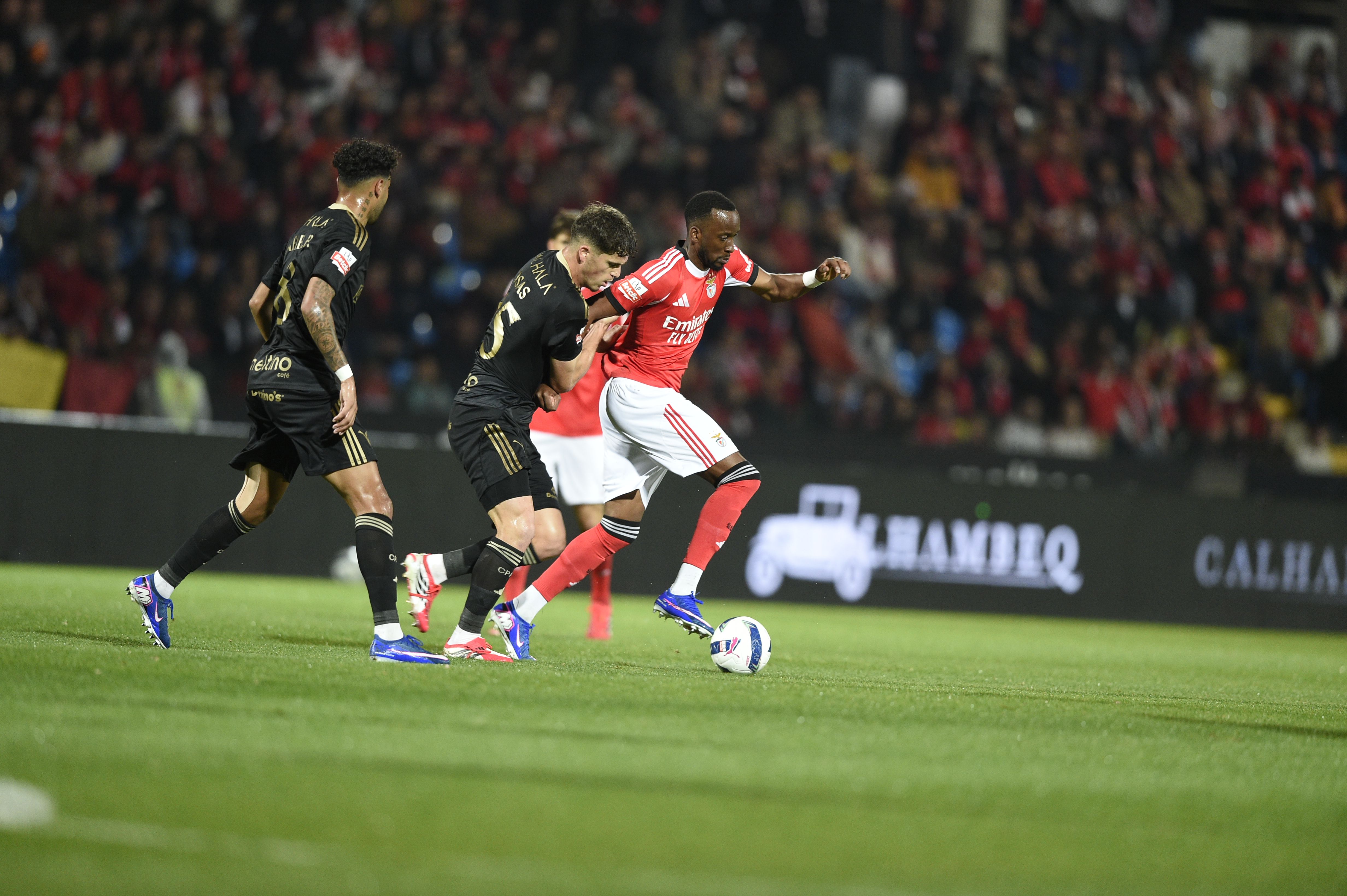 Pedro Rosas vigia os movimentos de Lukebakio. Foto: Sérgio Miguel Santos (Casa Pia-Benfica)