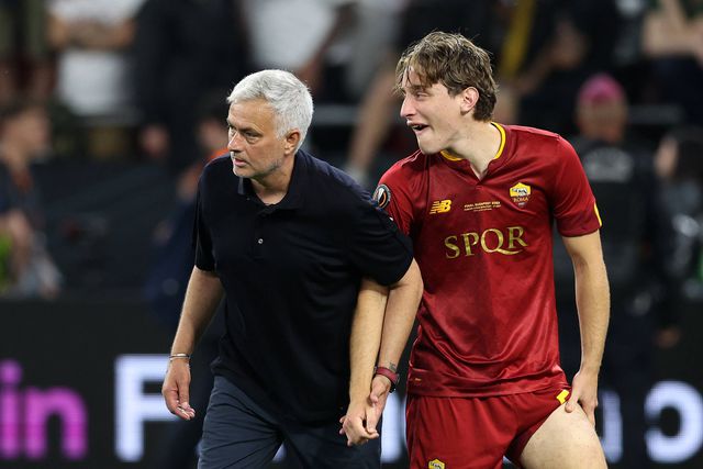 Edoardo Bove e José Mourinho na Roma - Foto: IMAGO