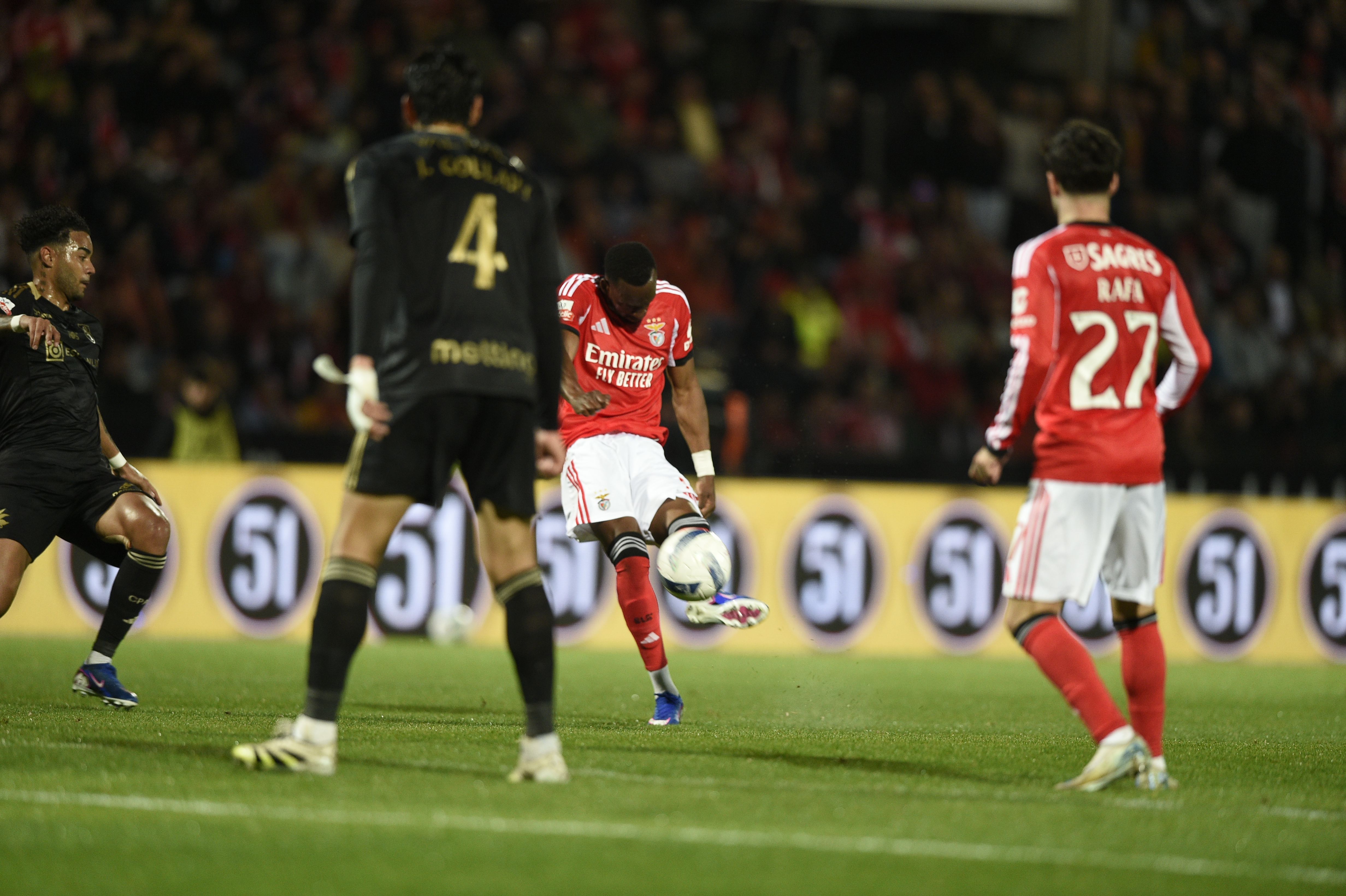 Lukebakio tentou a sorte. Foto: Sérgio Miguel Santos (Casa Pia-Benfica)