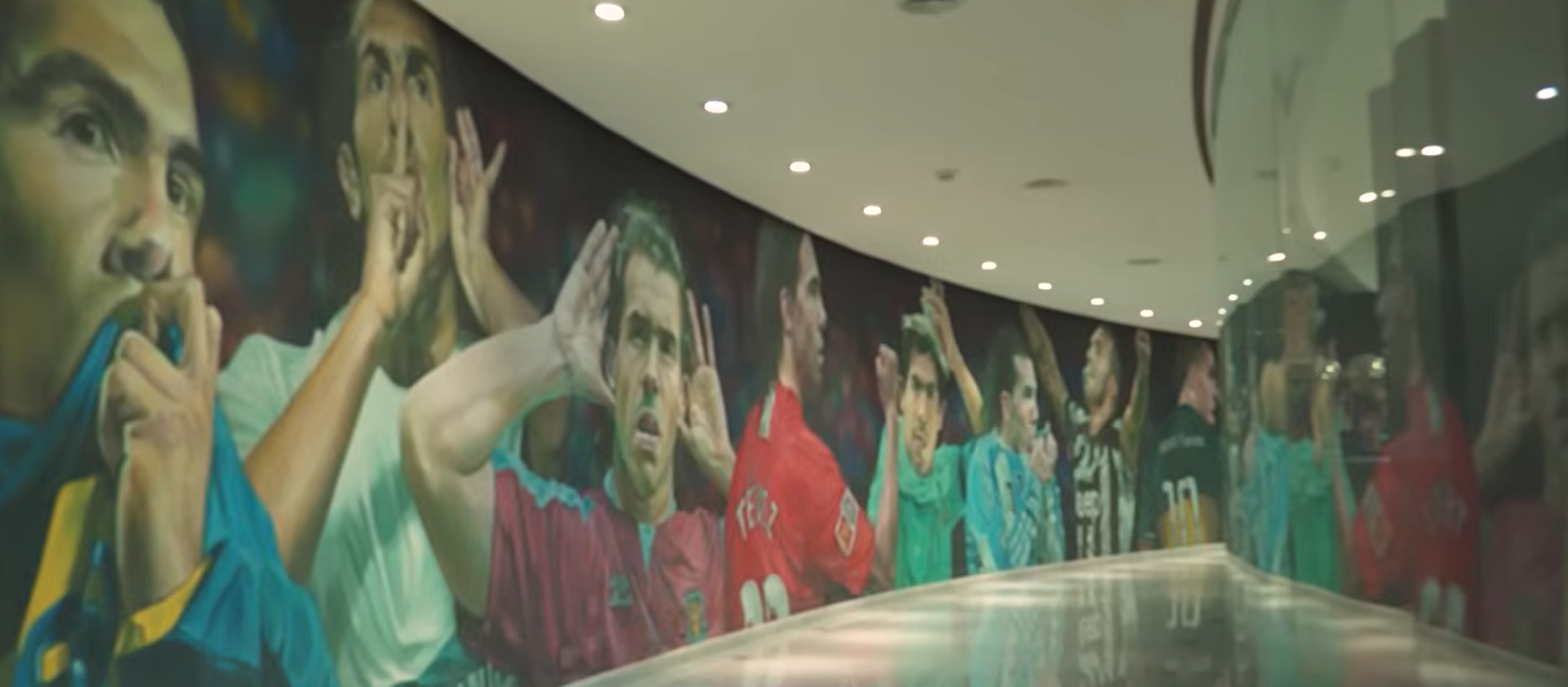 Túnel da fama de Carlos Tevez, com vários momentos da carreira (Youtube/Shoot for Love)