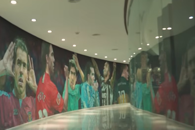 Túnel da fama de Carlos Tevez, com vários momentos da carreira (Youtube/Shoot for Love)