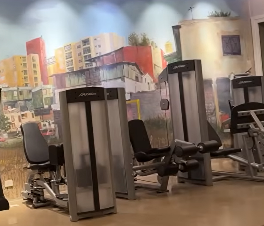 Ginásio com um mural de Buenos Aires (Youtube/Shoot for Love)