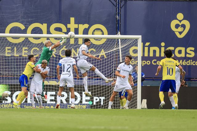O jogador do Arouca José Fontán (E) disputa a bola com o jogador do Estoril Praia Joel Robles (3-E) durante o jogo da I Liga de futebol, disputado no estádio municipal de Arouca, 6 de abril de 2026. JOSÉ COELHO/LUSA