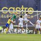 O jogador do Arouca José Fontán (E) disputa a bola com o jogador do Estoril Praia Joel Robles (3-E) durante o jogo da I Liga de futebol, disputado no estádio municipal de Arouca, 6 de abril de 2026. JOSÉ COELHO/LUSA