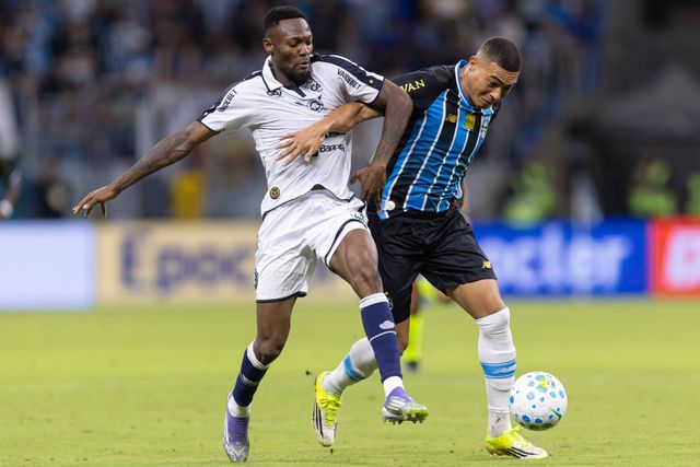 Carlos Vinícius em ação frente ao Remo