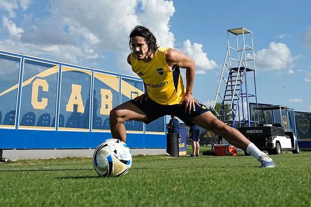 Cavani já toca na bola e faz vibrar adeptos do Boca
