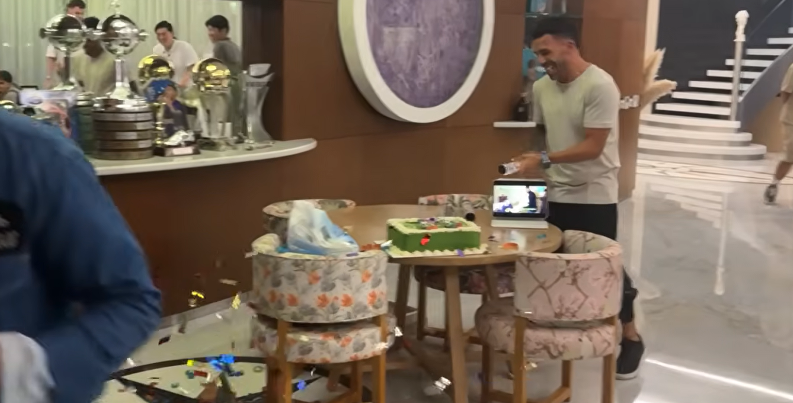 Réplicas de troféus que Tevez ganhou na carreira  (Youtube/Shoot for Love)