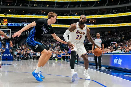 Cooper Flagg faz frente a LeBron James - Foto: Dallas Mavericks