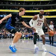 Cooper Flagg faz frente a LeBron James - Foto: Dallas Mavericks