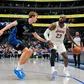 Cooper Flagg faz frente a LeBron James - Foto: Dallas Mavericks