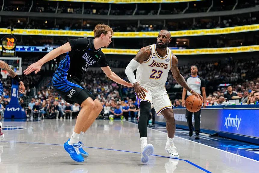 Cooper Flagg faz frente a LeBron James - Foto: Dallas Mavericks