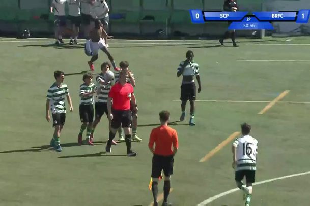 Árbitro empurrado: sub-15 do Sporting de cabeça perdida (vídeo)