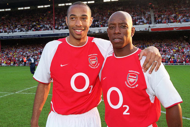 Thierry Henry e Ian Wright, duas das maiores lendas do Arsenal (Foto: Arsenal)