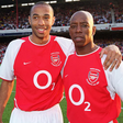 Thierry Henry e Ian Wright, duas das maiores lendas do Arsenal (Foto: Arsenal)