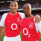 Thierry Henry e Ian Wright, duas das maiores lendas do Arsenal (Foto: Arsenal)