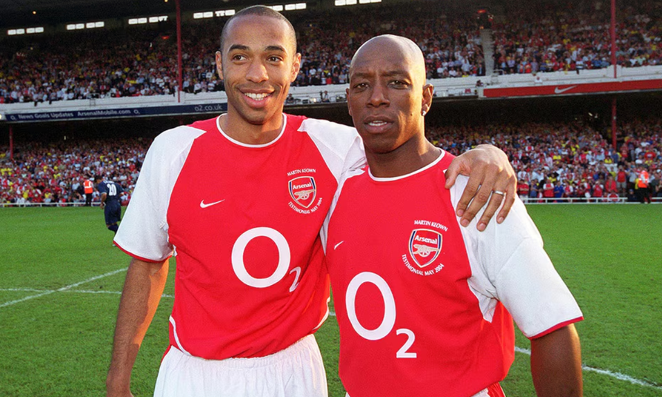 Thierry Henry e Ian Wright, duas das maiores lendas do Arsenal (Foto: Arsenal)