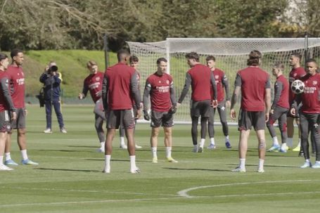 Equipa londrina já cumpriu derradeiro treino antes do jogo de amanhã, terça-feira, com o Sporting - Foto: X/Arsenal News