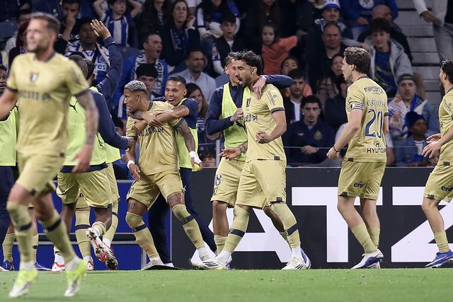 Emblema de Vila Nova atingiu um marco no anfiteatro portista e que escrever nova história com os cónegos — Foto: Manuel Fernando Araújo/LUSA