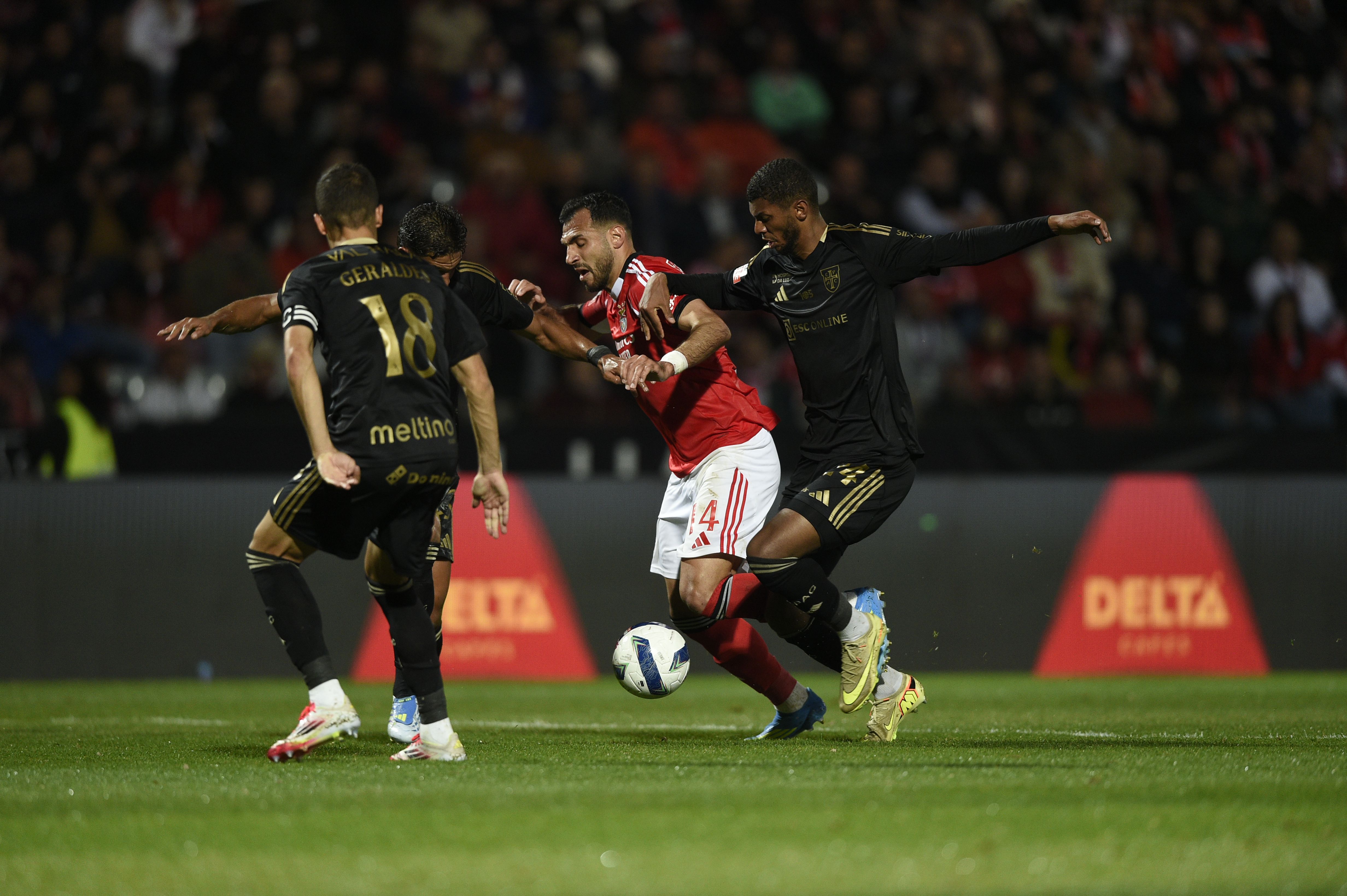 Pavlidis em duelo com Mohamed. Foto: Sérgio Miguel Santos (Casa Pia-Benfica)