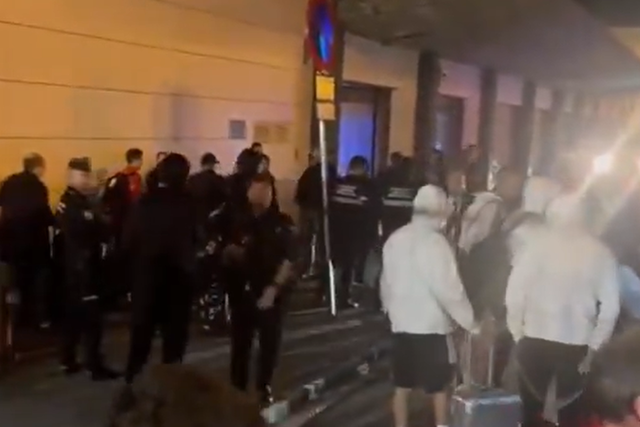 Jogadores do Sevilha foram recebidos no aeroporto com críticas, antes de rumarem ao centro de treinos, de onde saíram sob escolta policial