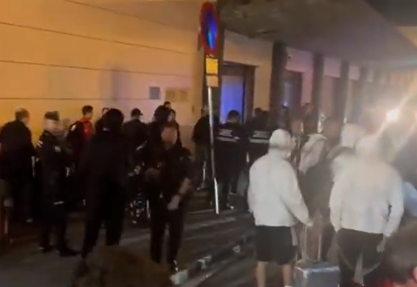 Jogadores do Sevilha foram recebidos no aeroporto com críticas, antes de rumarem ao centro de treinos, de onde saíram sob escolta policial
