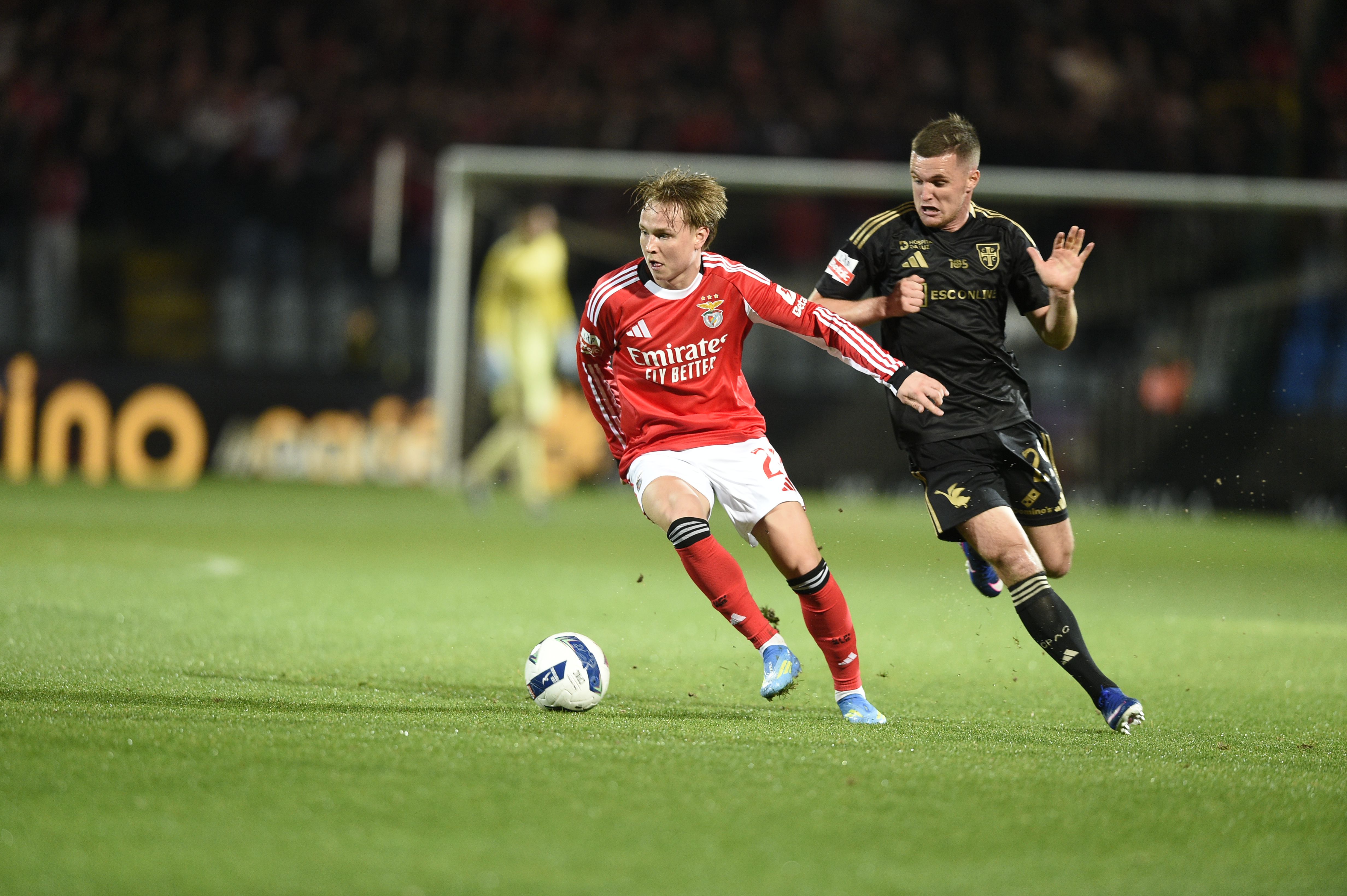 Livolant segue Schjelderup. Foto: Sérgio Miguel Santos (Casa Pia-Benfica)