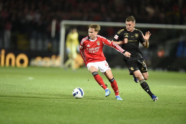 Livolant segue Schjelderup. Foto: Sérgio Miguel Santos (Casa Pia-Benfica)