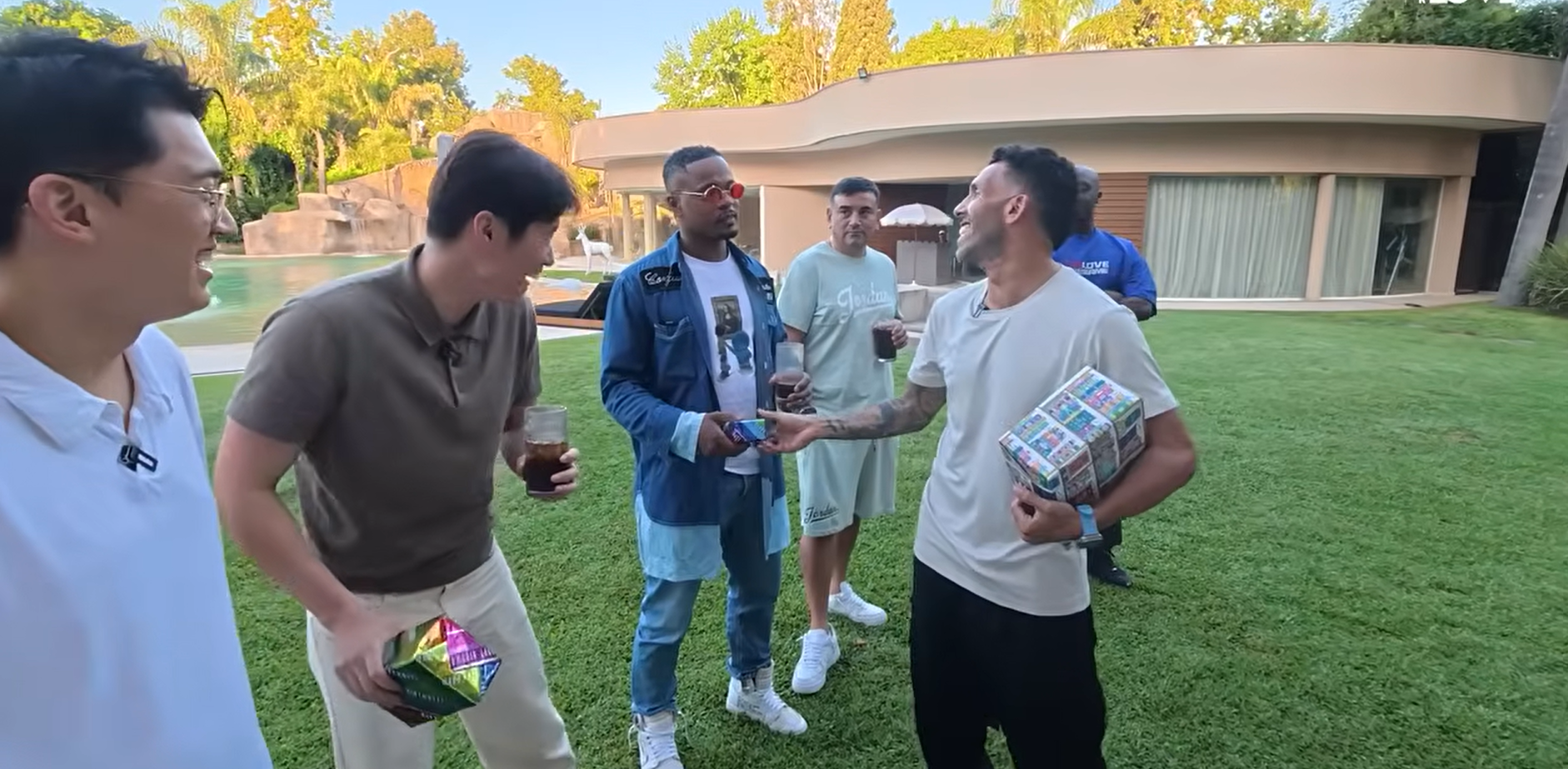 Jardim da casa de Tevez (Youtube/Shoot for Love)