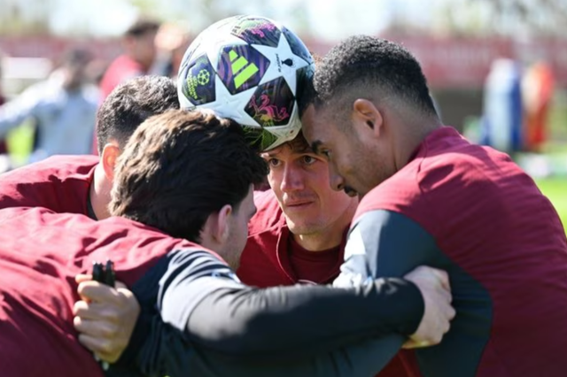 Exercício de precisão com bola e canetas - Foto: Arsenal