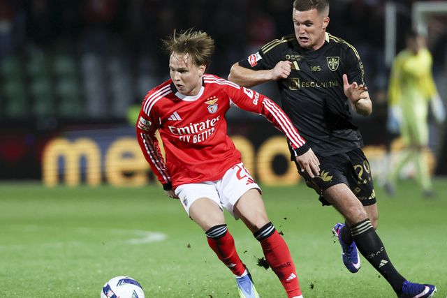 Andreas Schjelderup tem estado particularmente ativo no ataque dos encarnados — Foto: Manuel de Almeida/LUSA