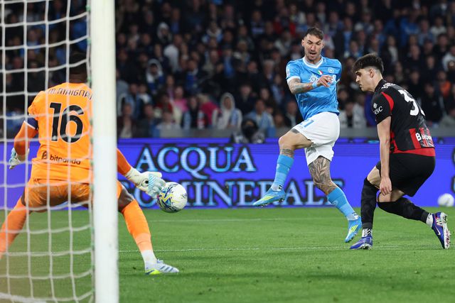 Nápoles derrota Milan, passa a ser segundo e Inter agradece