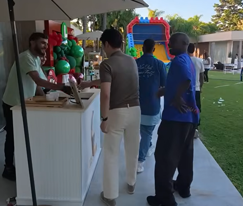 Insufláveis gigantes no jardim da casa (Youtube/Shoot for Love)